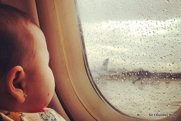 bebe-avion-ventanilla