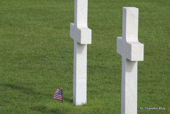 cementerio-normandia-cruces-bandera