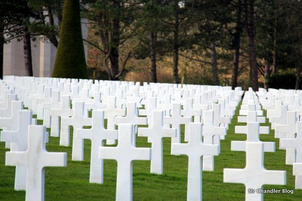cementerio-normandia-cruces-marmol