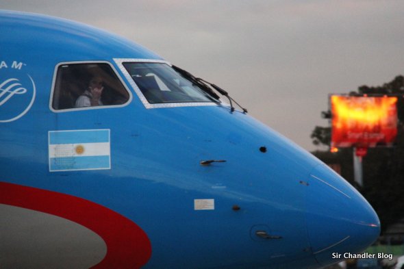 piloto-saluda-embraer