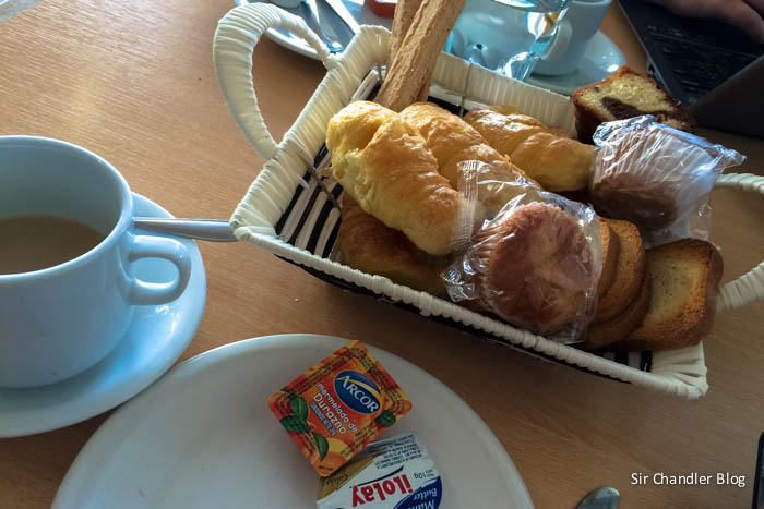 motel-aca-santa-rosa-desayuno