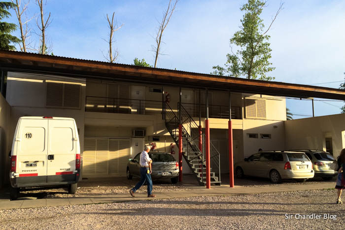 motel-aca-santa-rosa-estacionamiento