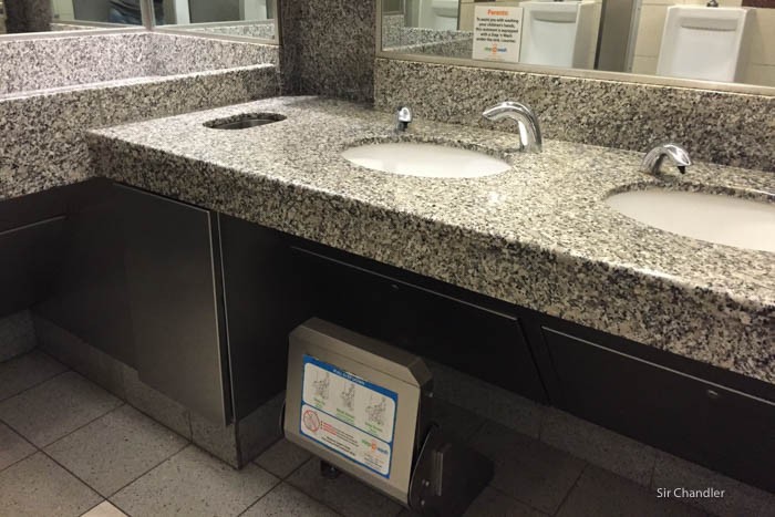 6-atlanta-escalon-chicos-bano