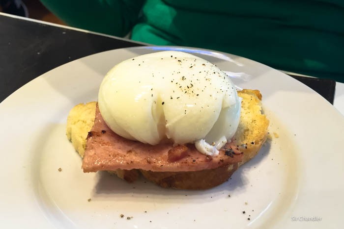 vain-brunch-huevos-benedictos