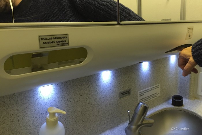 11-bano-737-aerolineas-papel