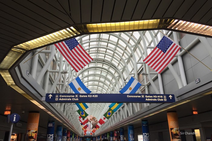 7-chicago-airport-banderas