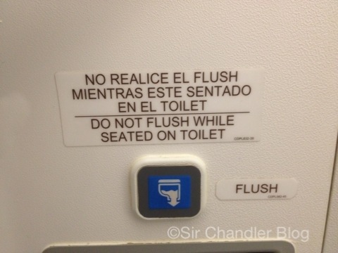 Particular aclaración en el baño de un avión