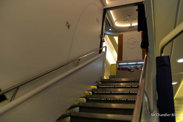 airbus-380-lufthansa-escalera
