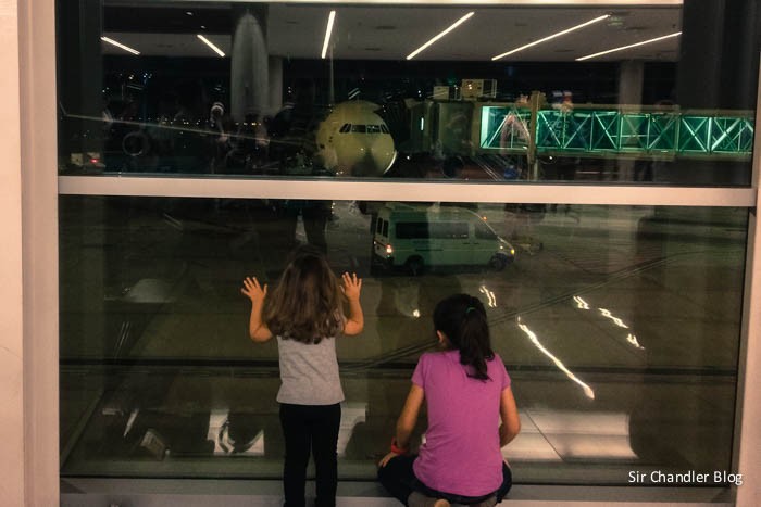aerolineas-chicas-esperando