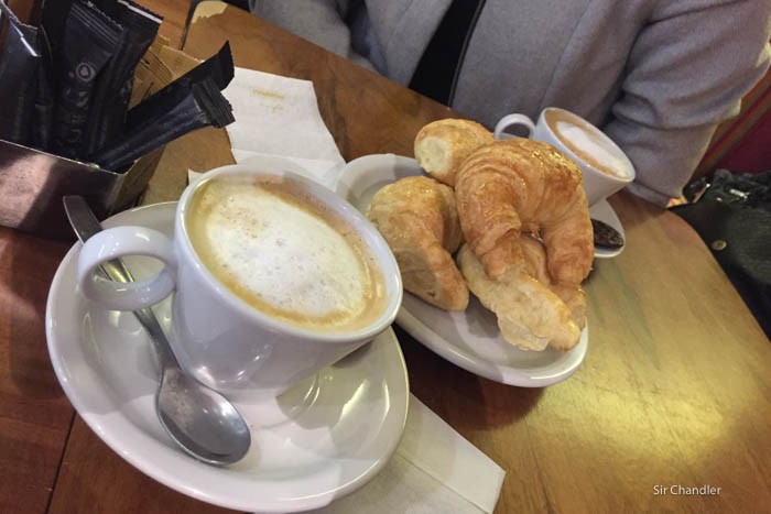 cafe-con-leche-medialunas