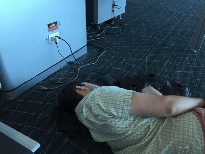 5-hombre-descansando-aeropuerto