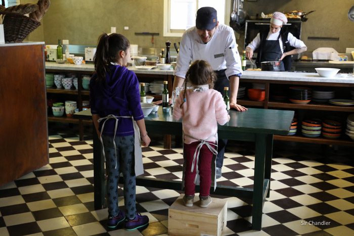 Clase de cocina para chicos en una bodega mendocina