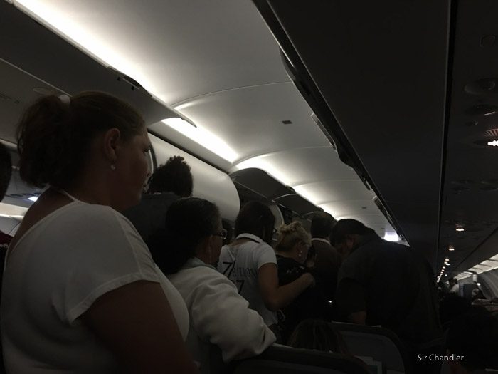 23-gente-parada-avion