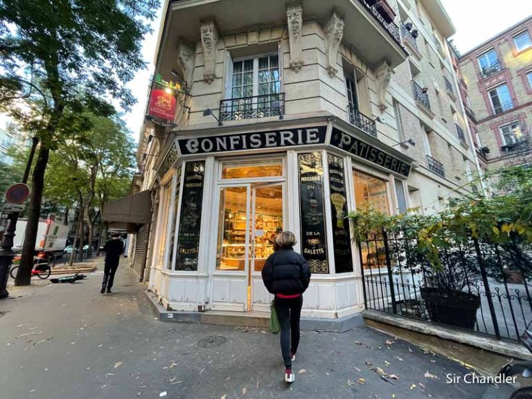 El café de los papás de Marinette en París