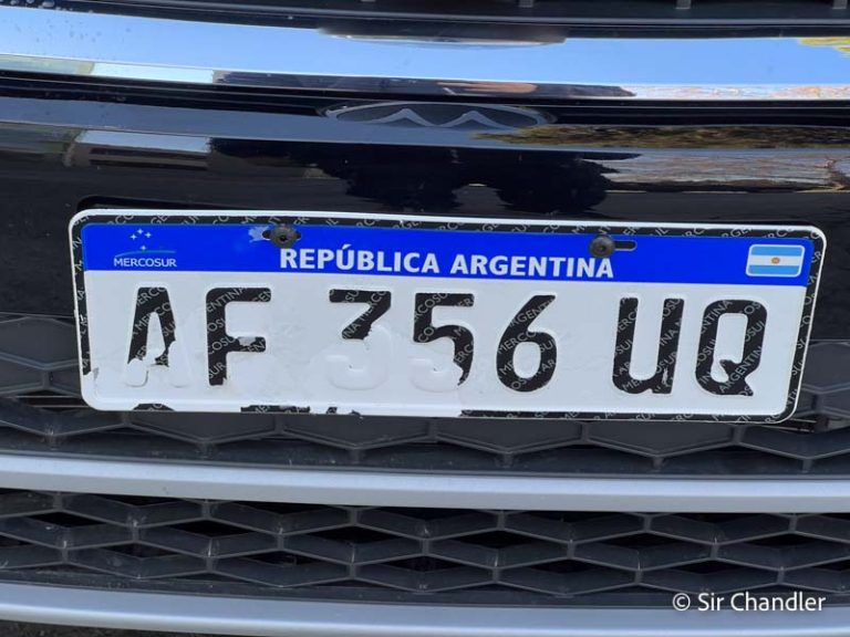 La pésima calidad de las chapas patentes actuales