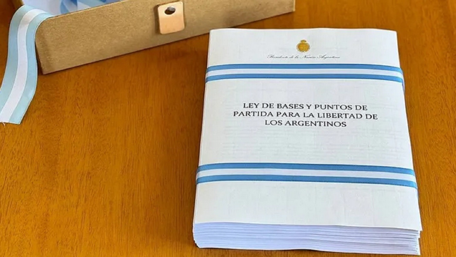 Nuevo DNU: retiran los impuestos y percepciones del turismo y bajan el dólar oficial por cuatro días - Sir Chandler